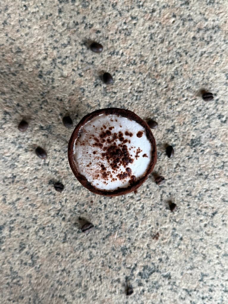 Caffè dall'alto con chicchi
